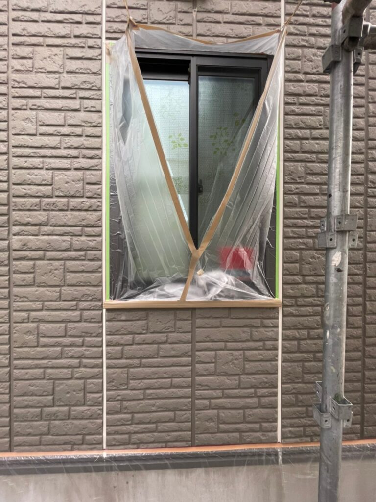 熊谷市中西　外壁塗装・シーリング工事　開口部のビニール養生
