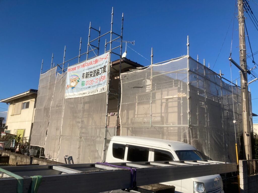 熊谷市　鴻巣市で外壁屋根塗装施工中！