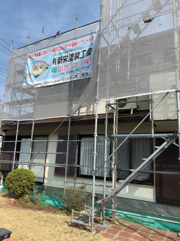 行田市西新町　外壁屋根塗装　雨樋交換工事　施工中