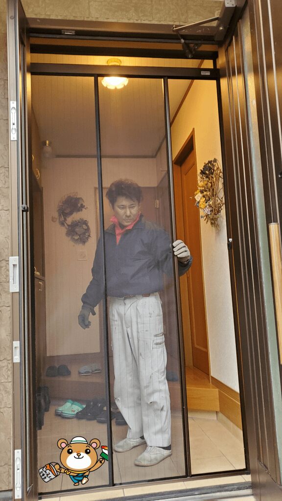 ◆シンエイ君blog◆ロータリー網戸の取付現場