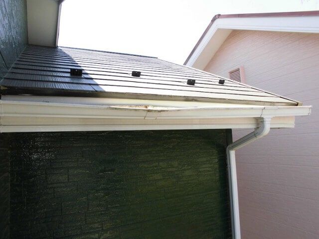 【ゆがんでしまった〈雨樋〉交換工事の実績をご紹介！】