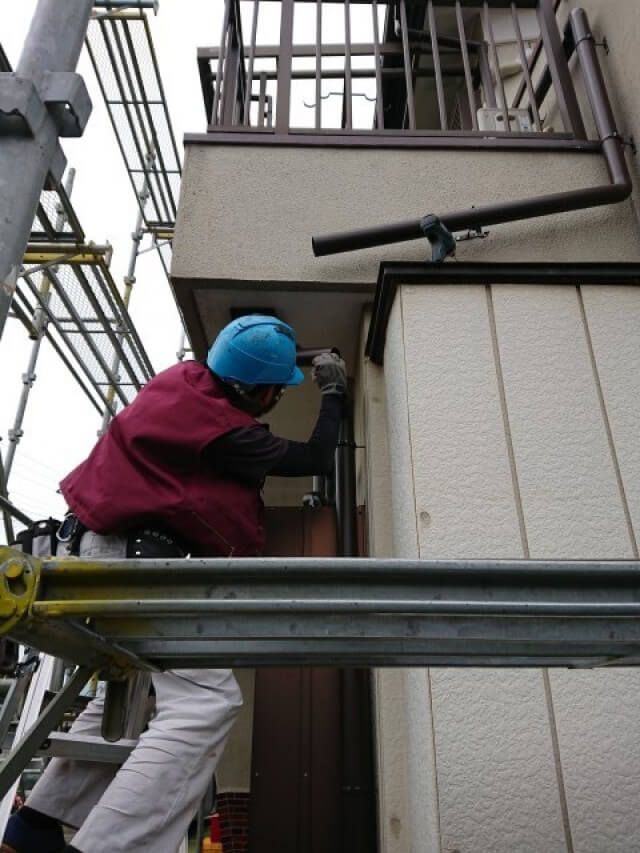 熊谷市大野 雨樋とテラス波板の交換です。