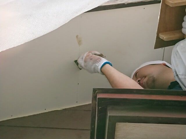 本庄市柏 外壁屋根塗装・雨樋 、軒天、 破風板の(板金巻き)交換工事施工中