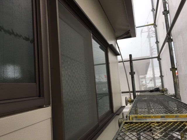 熊谷市弥藤吾での外壁塗装施工中