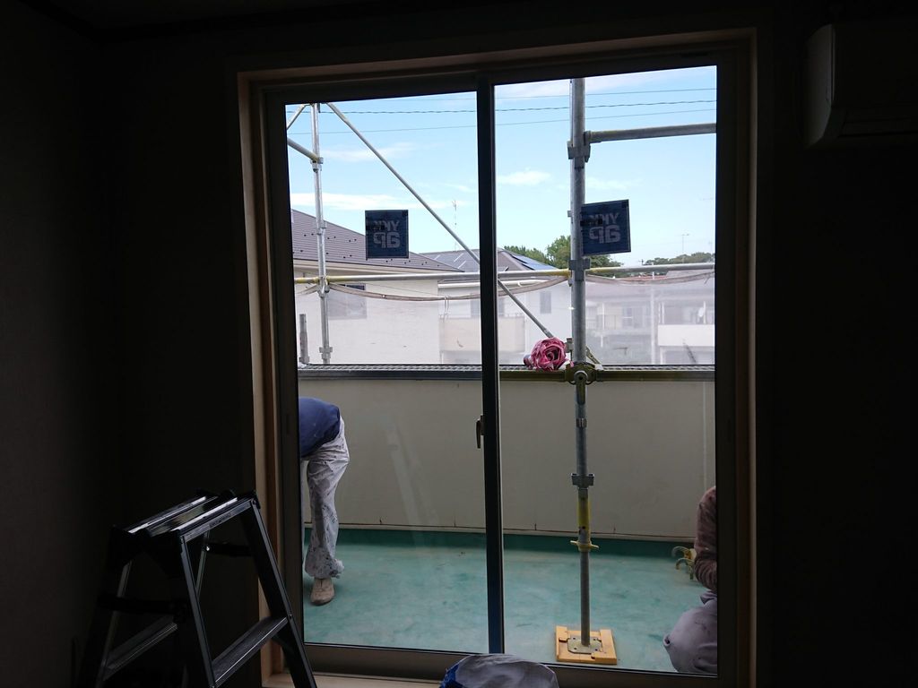 行田市桜町での屋根塗装・窓の改装を施工中