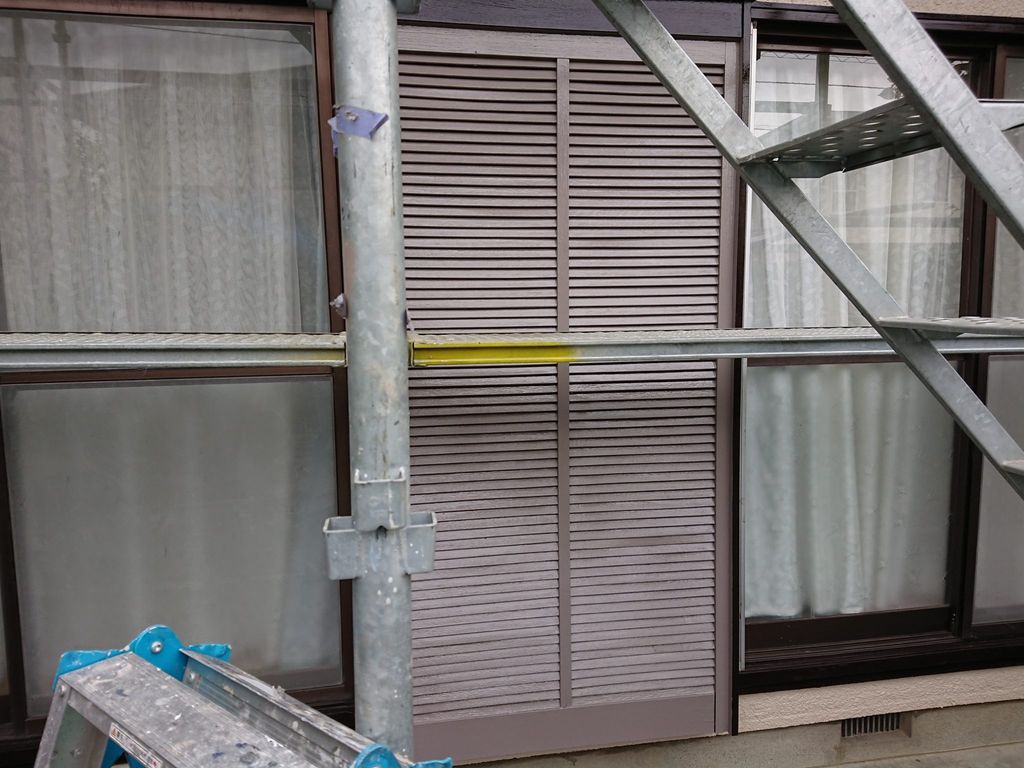 行田市西新町の外壁塗装施工中