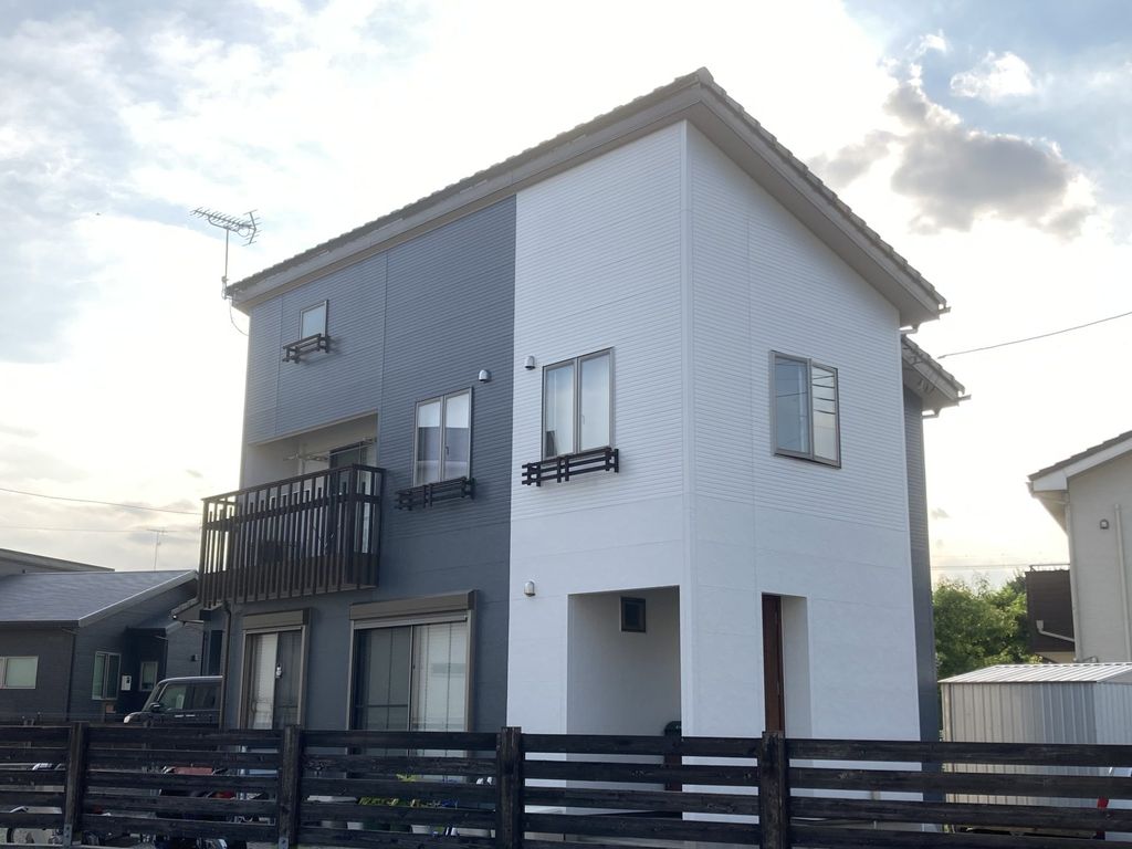 熊谷市肥塚　外壁塗装工事　グレーの2トーン仕上げ